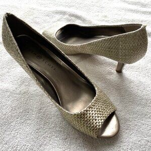 Karen Scott Gold Peep‑Toe Heels – Size 8
